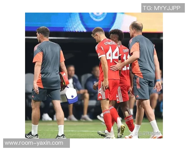 斯坦尼西奇训练中与塔争抢球后左膝受伤紧急离场引发关注